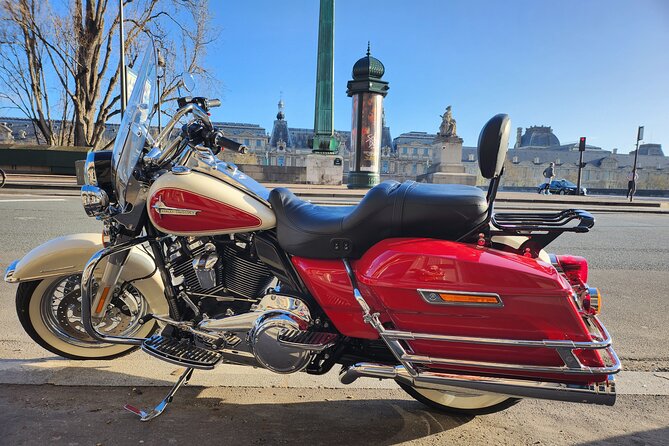 Vintage Motorcycle Rental in Paris - Picking up a vintage Harley near Avenue Bosquet