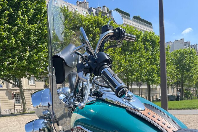 Vintage Motorcycle Rental in Paris - Adding a guide on his own motorcycle