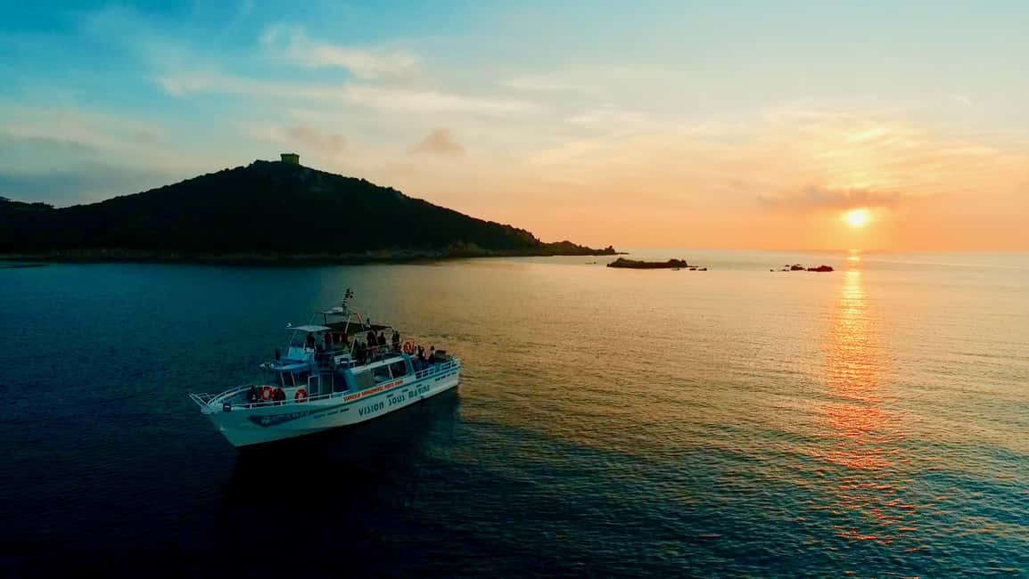 Visite en bateau avec final au COUCHER DE SOLEIL+vin Corse - Rosé Aperitif Onboard: A Simple Touch That Changes the Mood