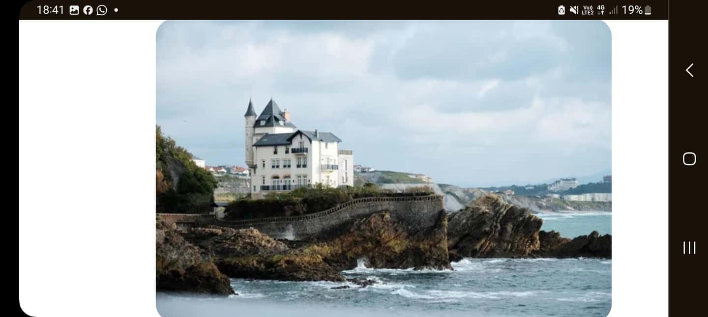 Walking Tour of Biarritz history and curiosities - Starting above the Bay of Biscay at Biarritz Lighthouse