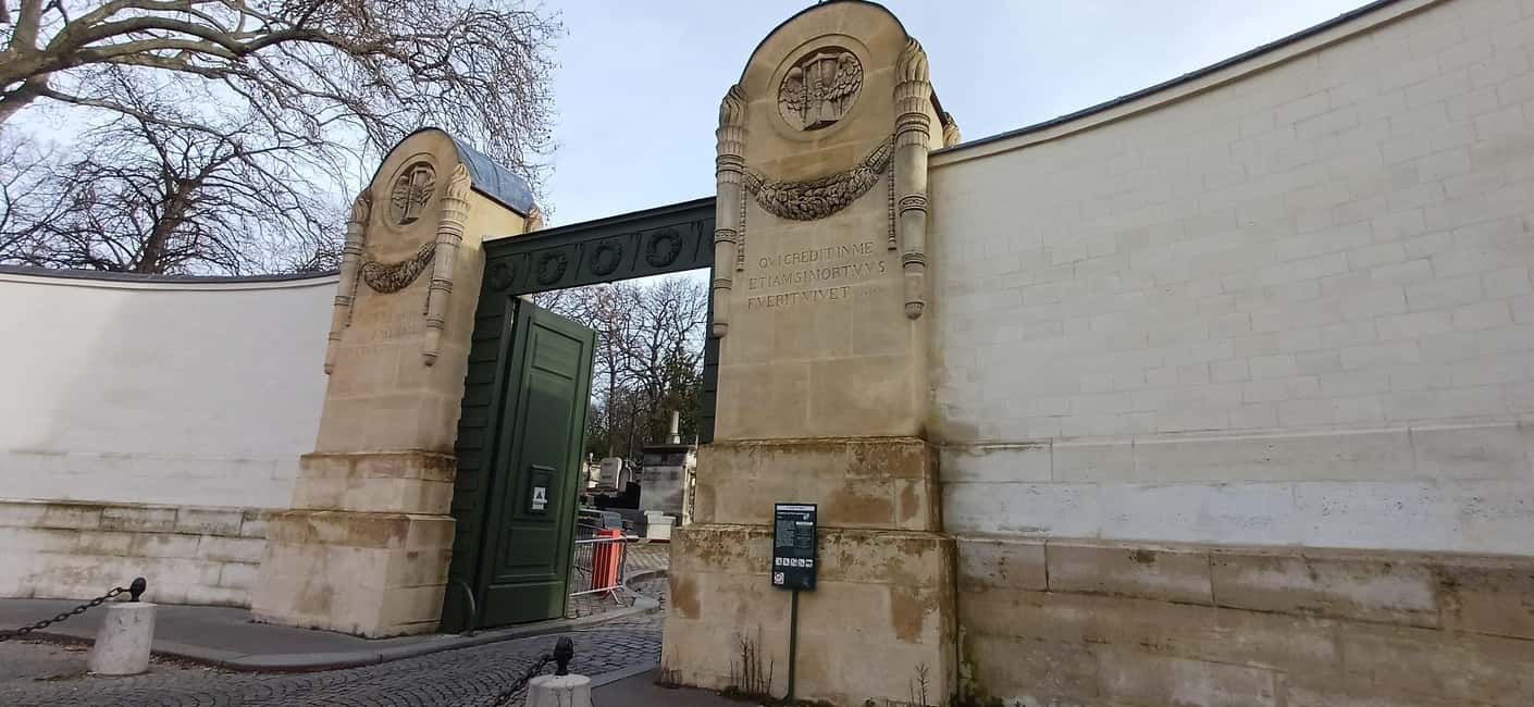 Who Killed Victor ? Escape Game at Père Lachaise Cemetery - How The Mystery Works: Clues, Paperbooks, and a 2-Hour Team Mission