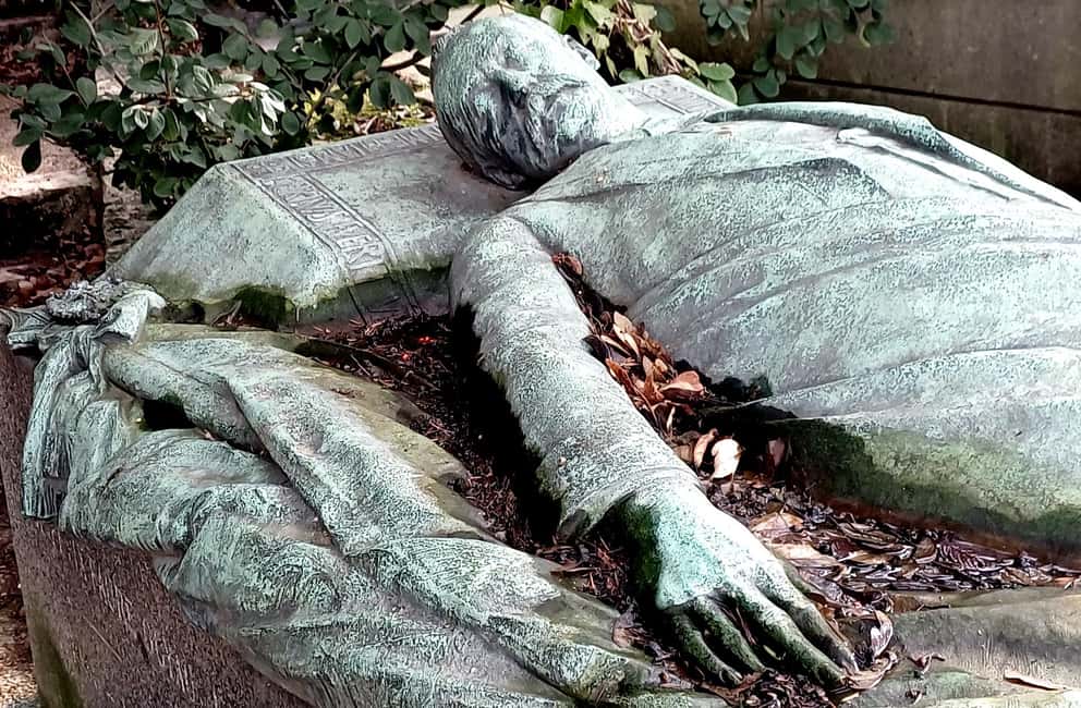 Who Killed Victor ? Escape Game at Père Lachaise Cemetery - Entering Père Lachaise From the Main Entrance by Boulevard de Ménilmontant